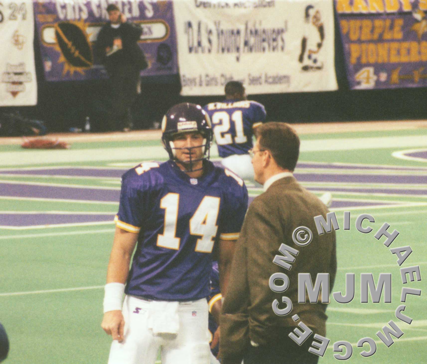 Brad Johnson talks w/ former Viking Sean Salisbury